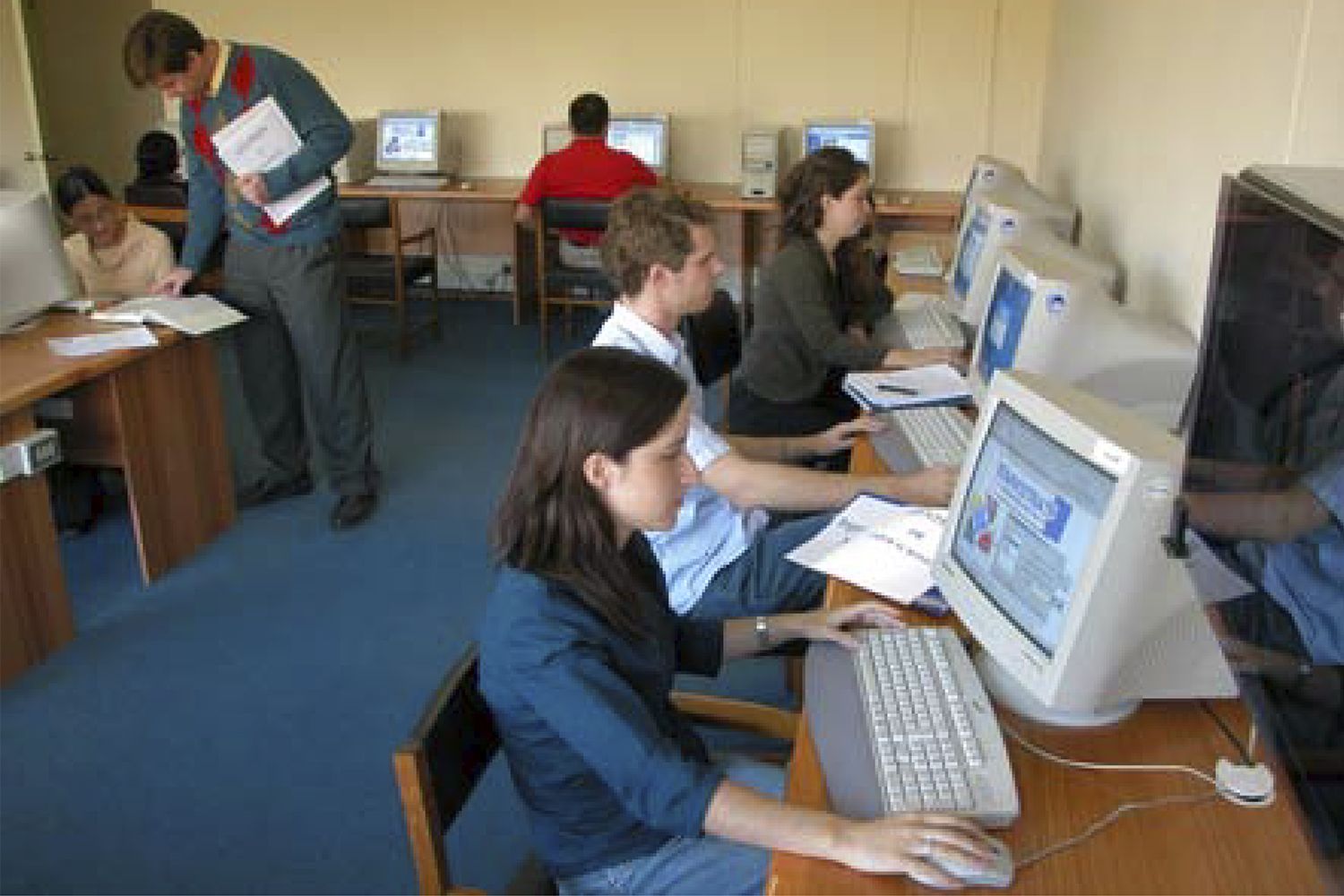 Se incentiva el desarrollo de actividades de servicio en las empresas de la UC, traspasando a Dictuc las actividades de asesorías y estudios. - 1996