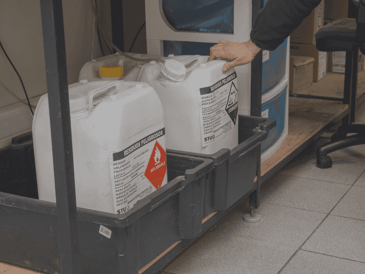 Programa de buenas prácticas ambientales en los laboratorios: Gestión de Residuos Peligrosos