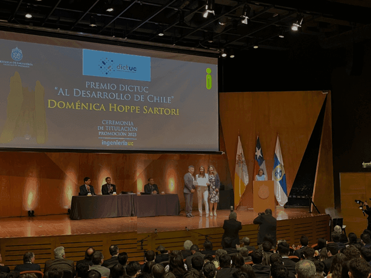 Dictuc entrega premio “Al Desarrollo de Chile” en ceremonia de titulación de Ingeniería UC  