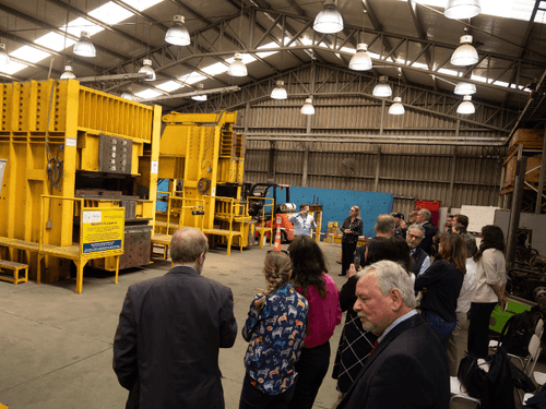 Delegación de Friends UC visita el Laboratorio de Ensayos Dinámicos de Dictuc