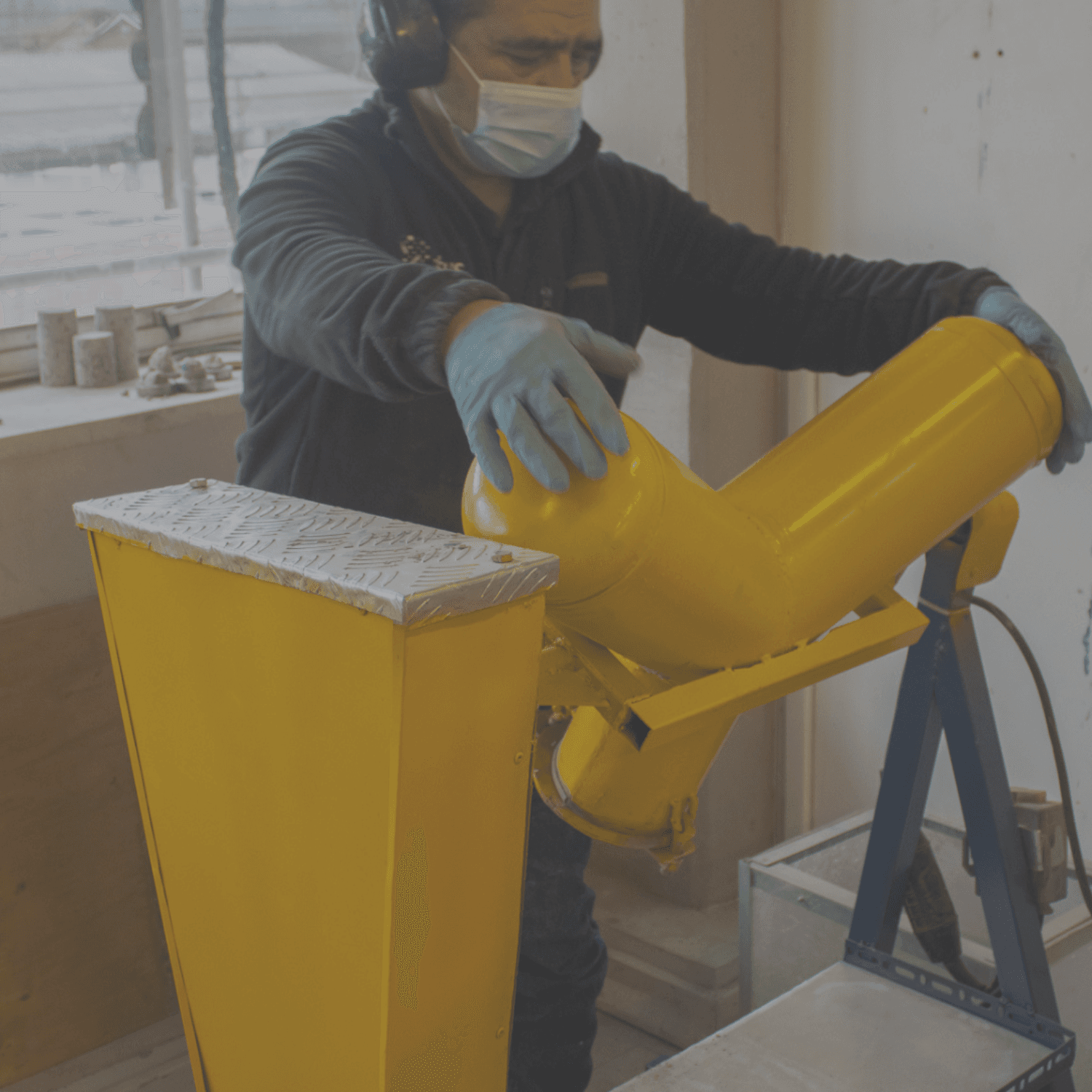 Laboratorio de Resistencia de Materiales aporta a la economía circular con máquina de construcción propia